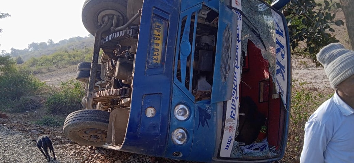 BUS ACCIDENT: यात्रियों से भरी तेज रफ्तार बस पलटी, हादसे में 12 यात्री घायल, स्थानीय लोगों ने बचाई जान