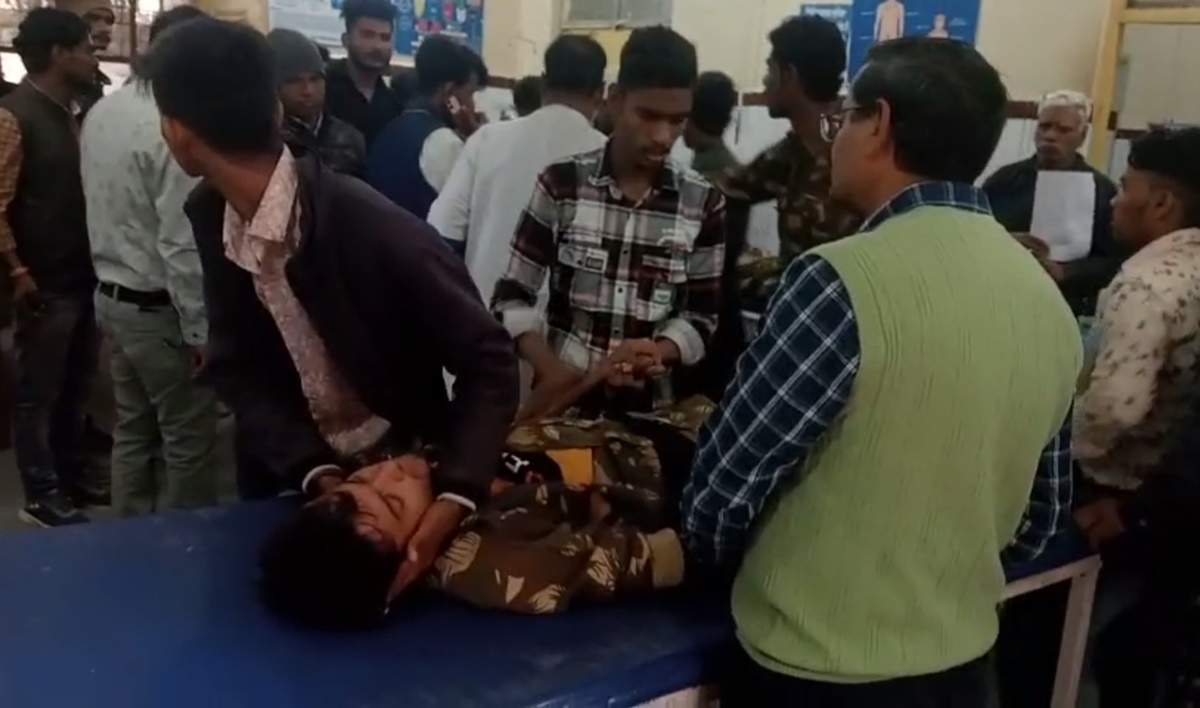 Republic Day 2024: गणतंत्र दिवस के दौरान कलेक्टर से शिकायत करने पहुंचे छात्र, पुलिस की धक्का-मुक्की में हुए बेहोश, अस्पताल में भर्ती