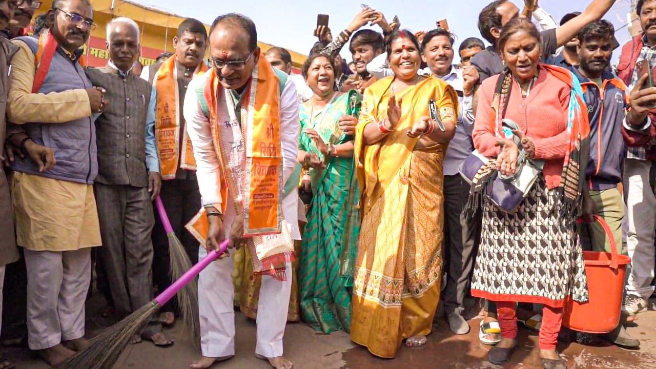 ‘राम आएंगे अवध में आज कर लो सफाई…’, महिलाओं के गीत के बीच शिवराज सिंह चौहान ने मंदिर में की सफाई