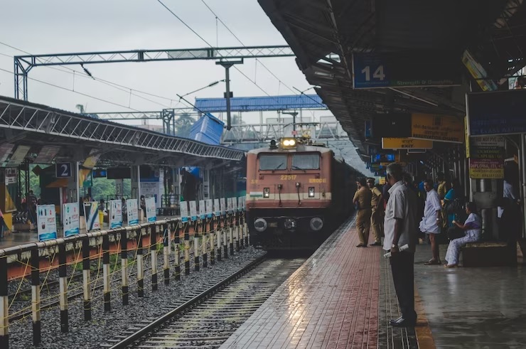 Railway News: किसने दिया रेलवे को नुकसान पहुंचाने का आदेश ? रायपुर के अनारक्षित टिकट काउंटर से नहीं बन रहा MST