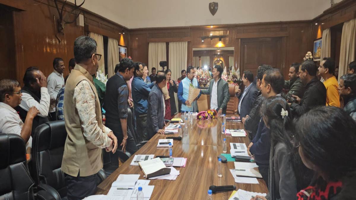 इंदौर पहुंचे कैबिनेट मंत्री विजय शाह, अपने विभाग के अधिकारियों की ले रहे संभागीय बैठक