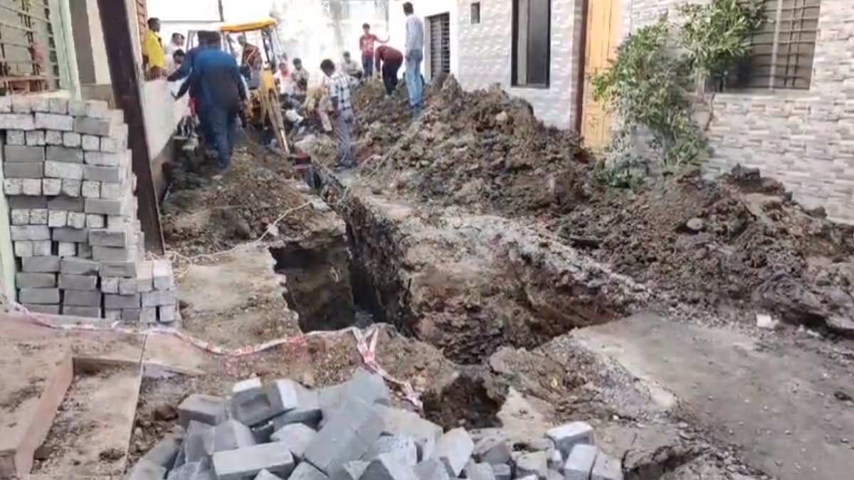सीवर लाइन के गड्ढे में गिरा मजदूर: SDRF ने 2 घंटे की कड़ी मशक्कत के बाद निकाला बाहर, अस्पताल में भर्ती