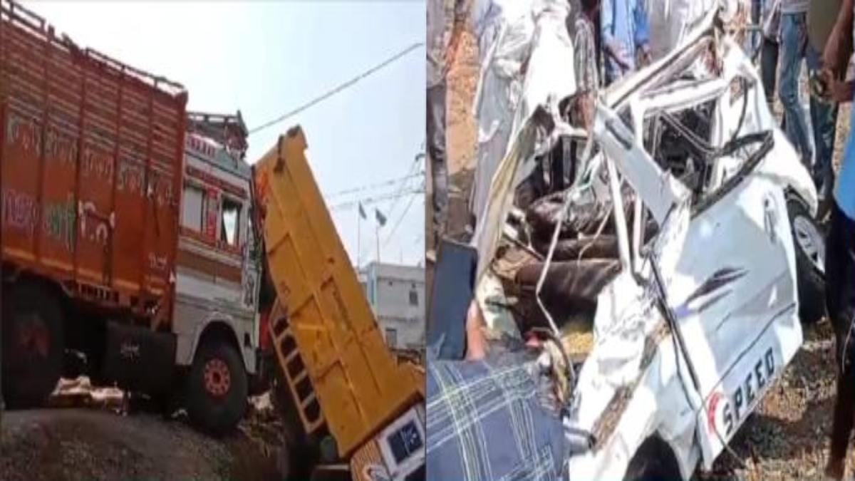 MP सड़क हादसे में 2 की मौत: देवास में सोयाबीन से भरा ट्रक कार पर पलटा, JCB की मदद से शव को बाहर निकाला