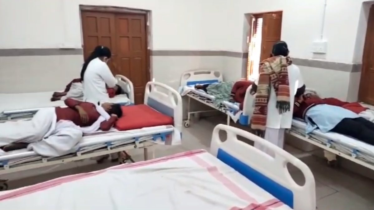 छात्रावास में मचा हड़कंप: फाइलेरिया की दवा खाने से डेढ़ दर्जन छात्राएं बीमार, अस्पताल में भर्ती…