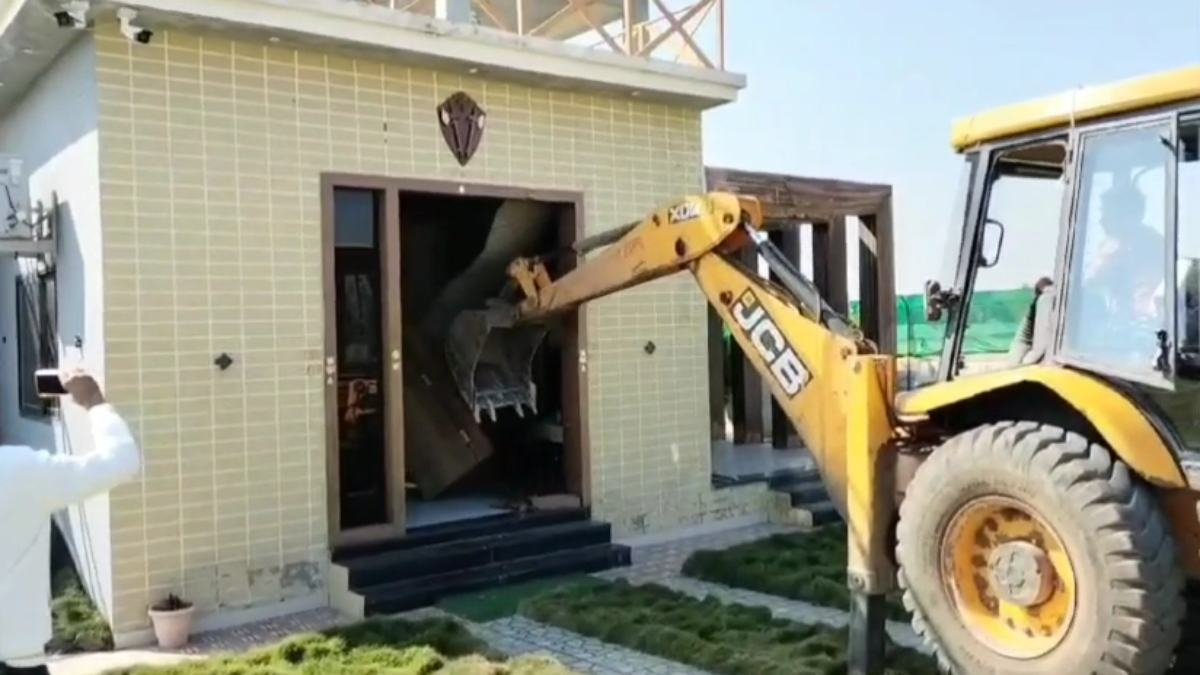 कुख्यात तस्कर के फॉर्म हाउस पर चला बुलडोजर, कारोबारी पर जानलेवा हमले का मास्टमाइंड था बाबू सिंधी