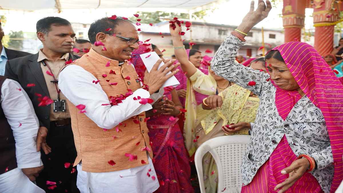 लोकसभा चुनाव लड़ेंगे शिवराज सिंह! बुधनी में गांव चलो अभियान का किया शुभारंभ, कहा- कांग्रेस में कोई बल्लेबाज नहीं, विकेट गिरना भी तय
