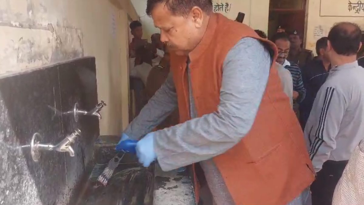 केंद्रीय जेल पहुंचे ऊर्जा मंत्री: केंटीन में कैदियों के परिजनों से की बात, प्याऊ को गंदा देख जताई नाराजगी, फिर खुद की सफाई