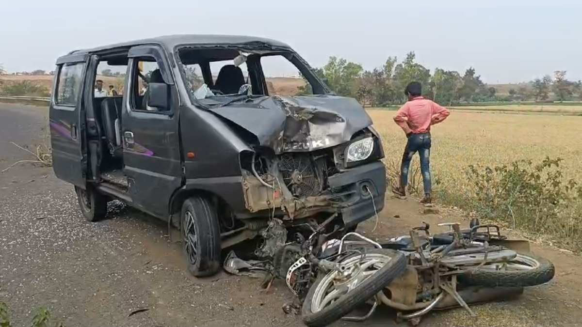 MP Accident: कार और बाइक में आमने-सामने भिड़ंत, 2 गंभीर अस्पताल में भर्ती