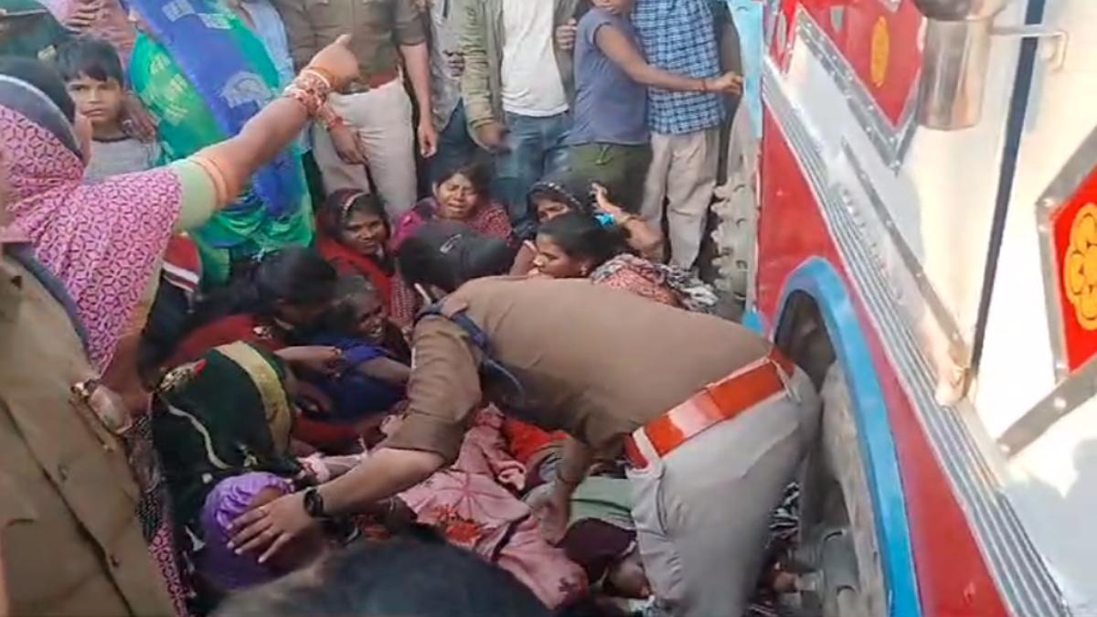 डोली से पहले उठेगी अर्थी: धान से भरे ट्रक ने कुचला, दर्दनाक हादसे में 2 युवतियों की मौत, परिजनों ने किया चक्काजाम