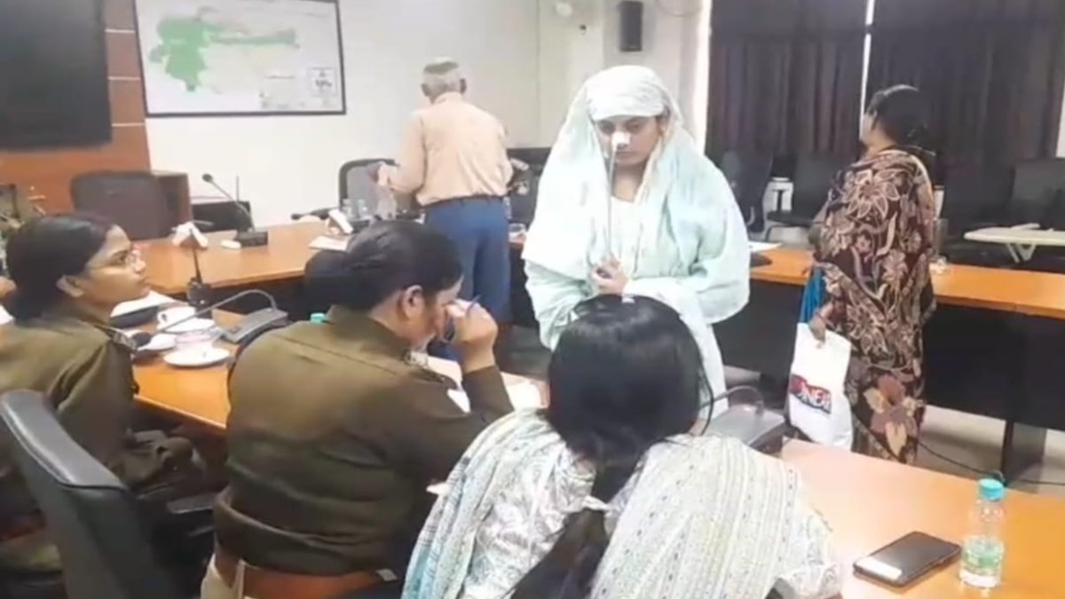 जुल्म की इंतेहा: दहेज नहीं लाने पर पति ने पिलाया हार्पिक, पुलिस ने भी नहीं सुनी फरियाद, न्याय के लिए SP ऑफिस पहुंची महिला