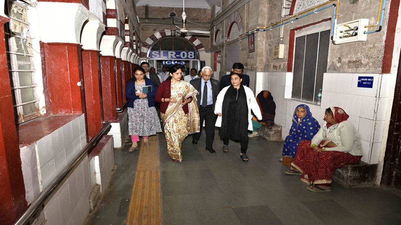 Rajasthan News: चिकित्सा विभाग अलर्ट मोड पर, अतिरिक्त मुख्य सचिव ने महिला चिकित्सालय का किया सघन निरीक्षण