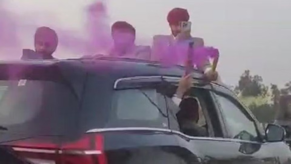 दिल्ली में फ्लाईओवर पर खुलेआम युवकों ने फोड़े रंगीन बम 5 युवकों को पुलिस ने किया गिरफ्तार