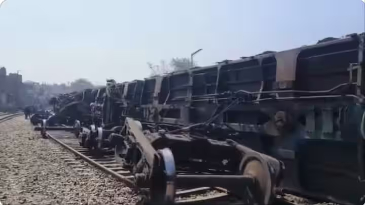 दिल्ली में रेल हादसा, मालगाड़ी के 8 डिब्बे पटरी से उतरे