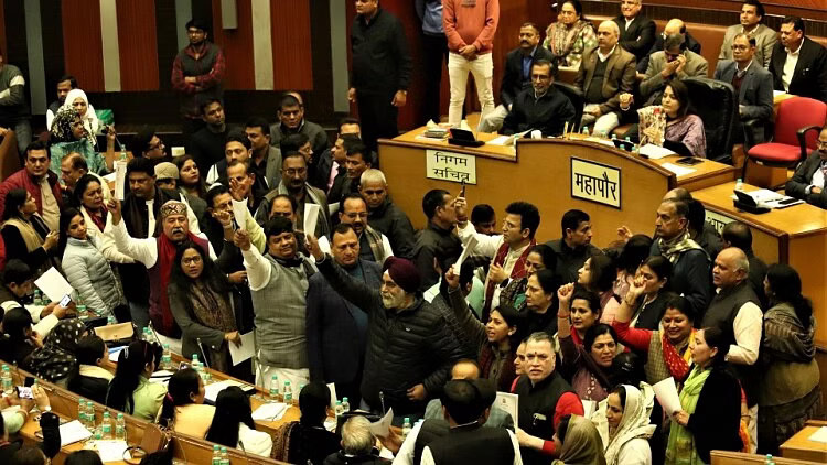 हंगामे के बीच एमसीडी का 16 हजार करोड़ का पहला बजट पास