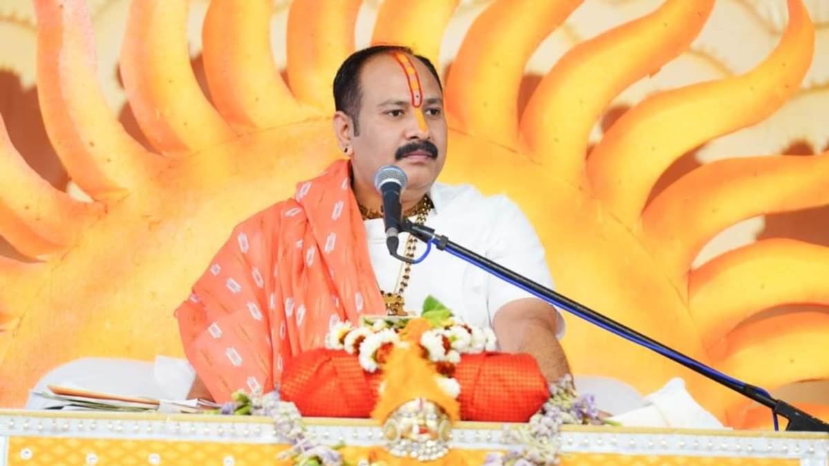 पं. प्रदीप मिश्रा के खिलाफ शिकायत: कांग्रेस ने आचार संहिता उल्लंघन का लगाया आरोप, कहा- मंच से कर रहे राजनीतिक दल का प्रचार, कथा पर रोक की मांग