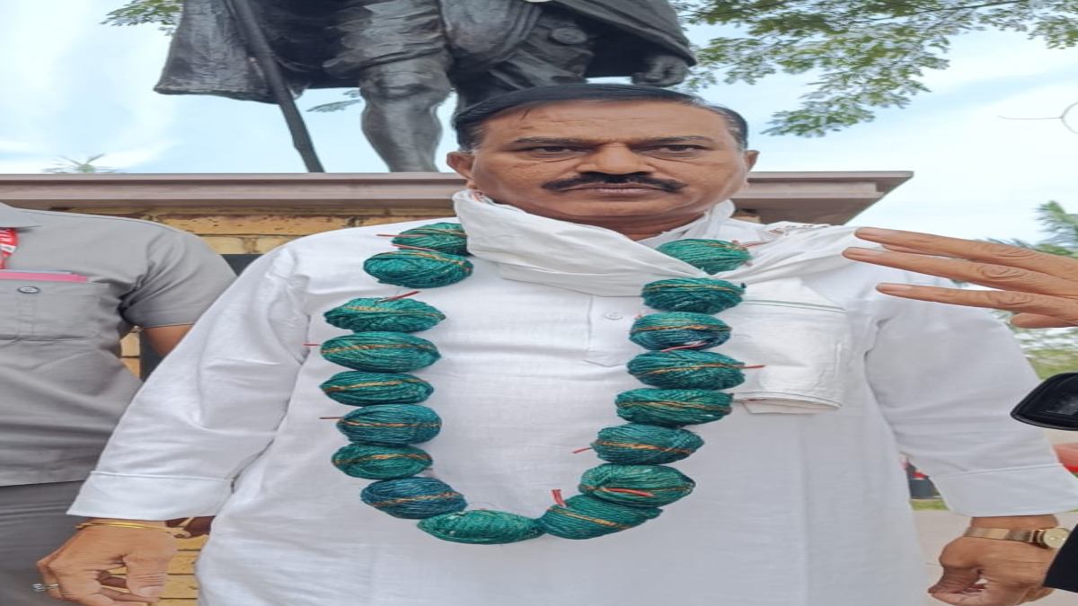 बम की माला पहनकर विधानसभा पहुंचे विधायक: कहा- ‘मलबे के नीचे दबे कई लोग, सरकार कुछ नहीं कर रही’