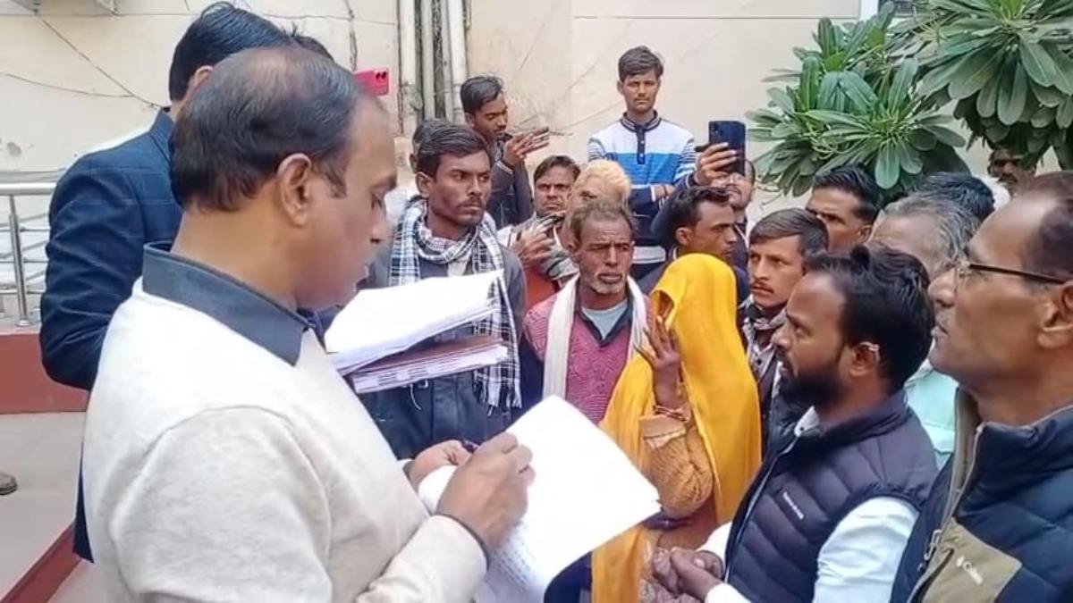 पूर्व सरपंच की दादागिरी: मंदिर की जमीन पर कब्जा,     अवैध खनन के लिए बारूद लगाने से हिल रहे मकान, दहशत में ग्रामीण