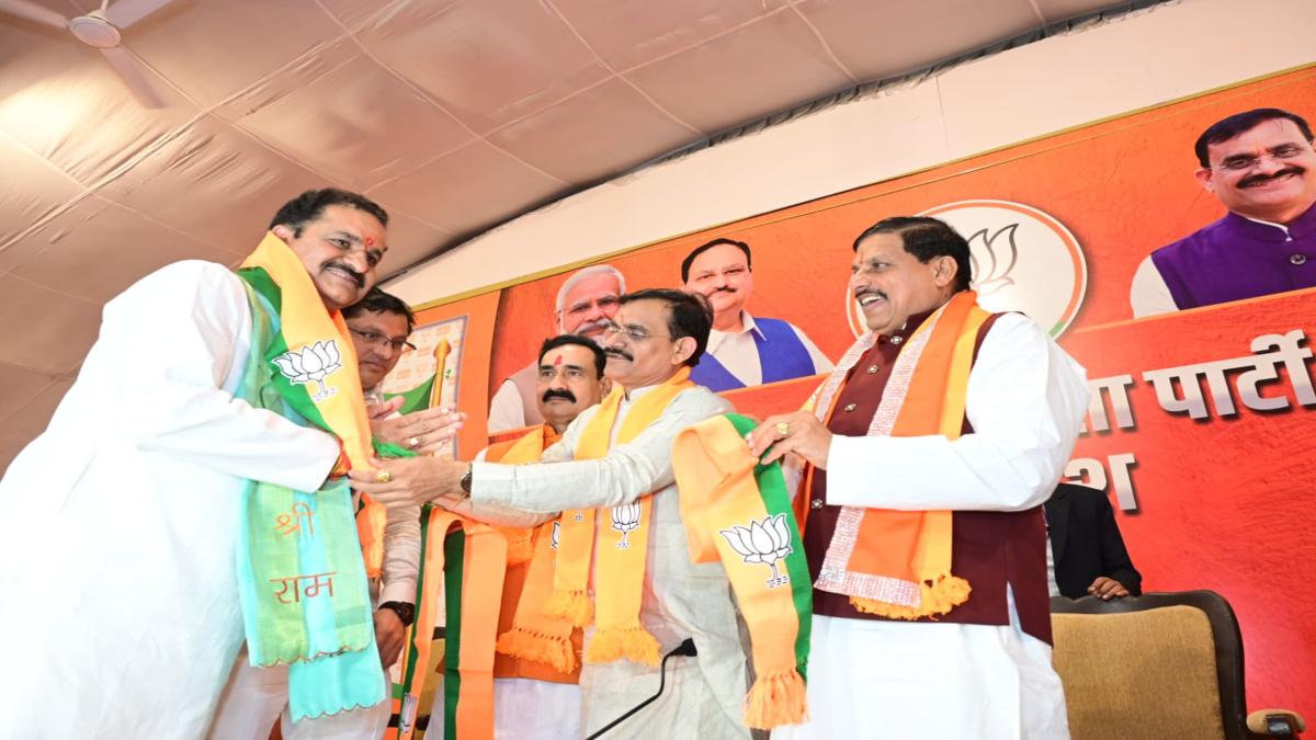 कांग्रेस को झटके पे झटका: कई दिग्गजों ने छोड़ा पार्टी का साथ, बीजेपी में हुए शामिल