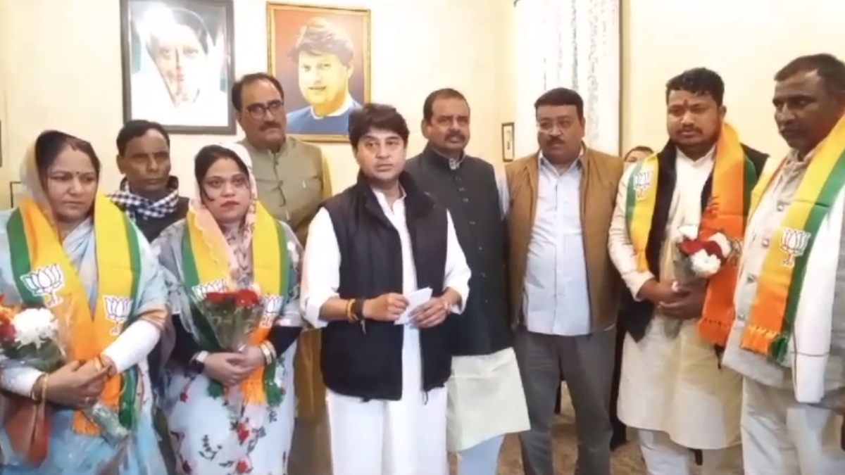 कांग्रेस और BSP को लगा झटका! 5 पार्षद BJP में हुए शामिल, केंद्रीय मंत्री सिंधिया ने दिलाई सदस्यता
