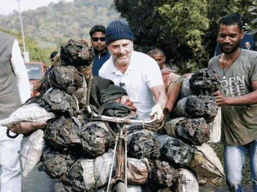 राहुल ने चलाई 200 Kg कोयले से लदी साइकिल