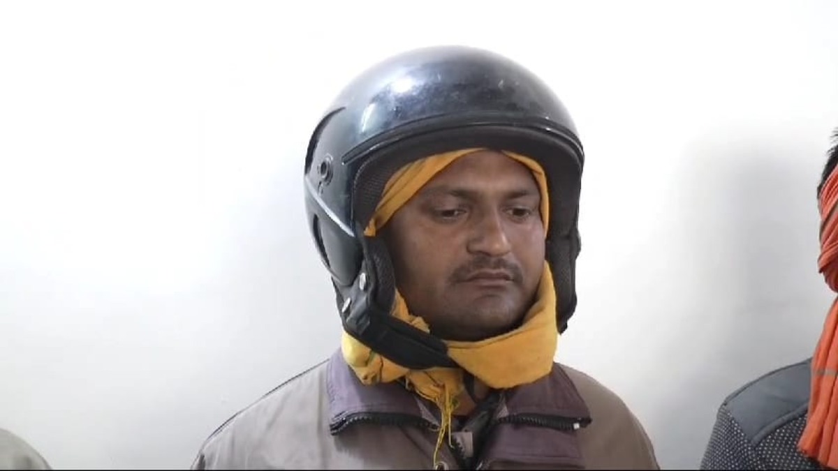 खौफ की दास्तां: पड़ोसी का ऐसा डर कि हेलमेट नहीं उतारता ये शख्स, जानिए क्या है पूरा मामला