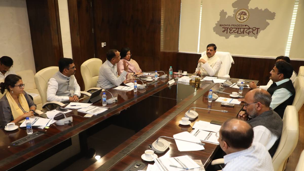 CM मोहन ने ली स्वास्थ्य विभाग की समीक्षा बैठक: बेहतर सुविधा के लिए रोडमैप विकसित करने पर दिया जोर, निरीक्षण के लिए उड़नदस्तों का होगा गठन
