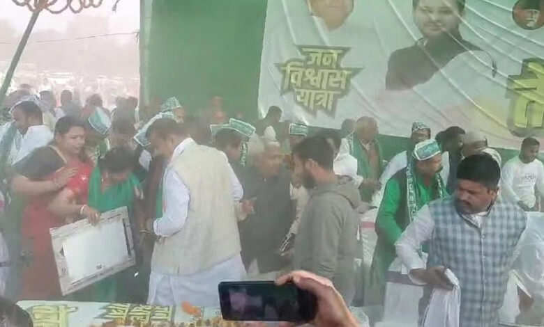 तेजस्वी के भाषण से पहले टूटा मंच, मची अफरातफरी