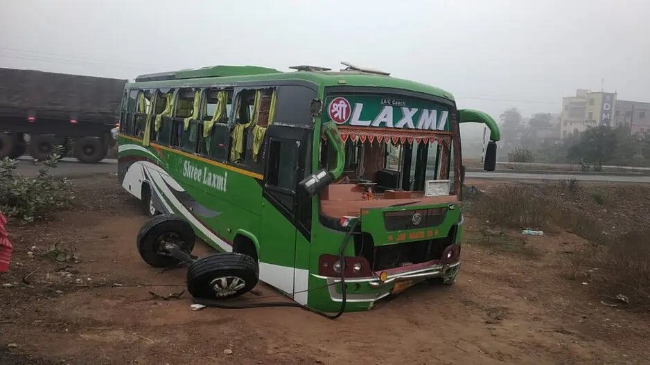 ओडिशा में बड़ा बस हादसा, डिवाइडर से टकराकर बस पलटी, 21 घायल… मची चीख पुकार