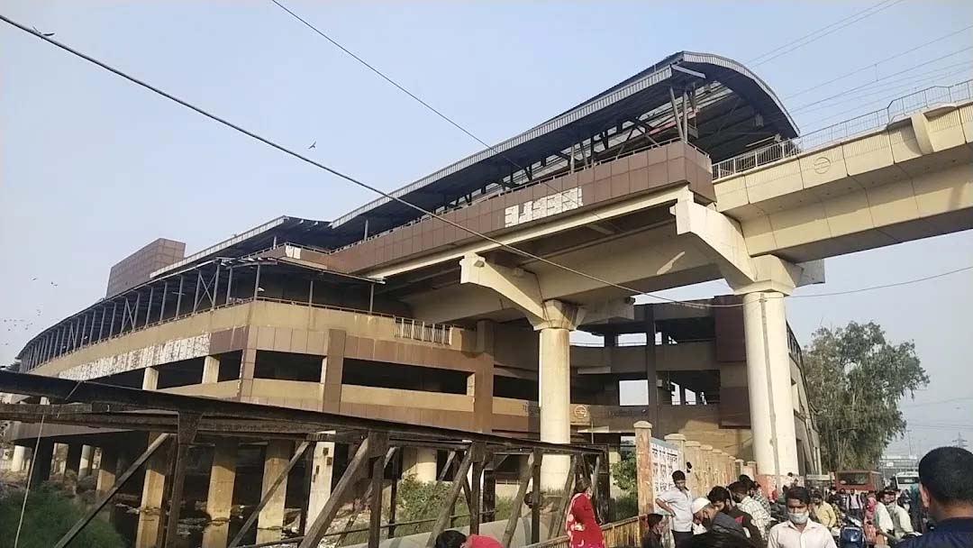 दिल्ली में गोकुलपुरी मेट्रो स्टेशन का एक हिस्सा ढहा
