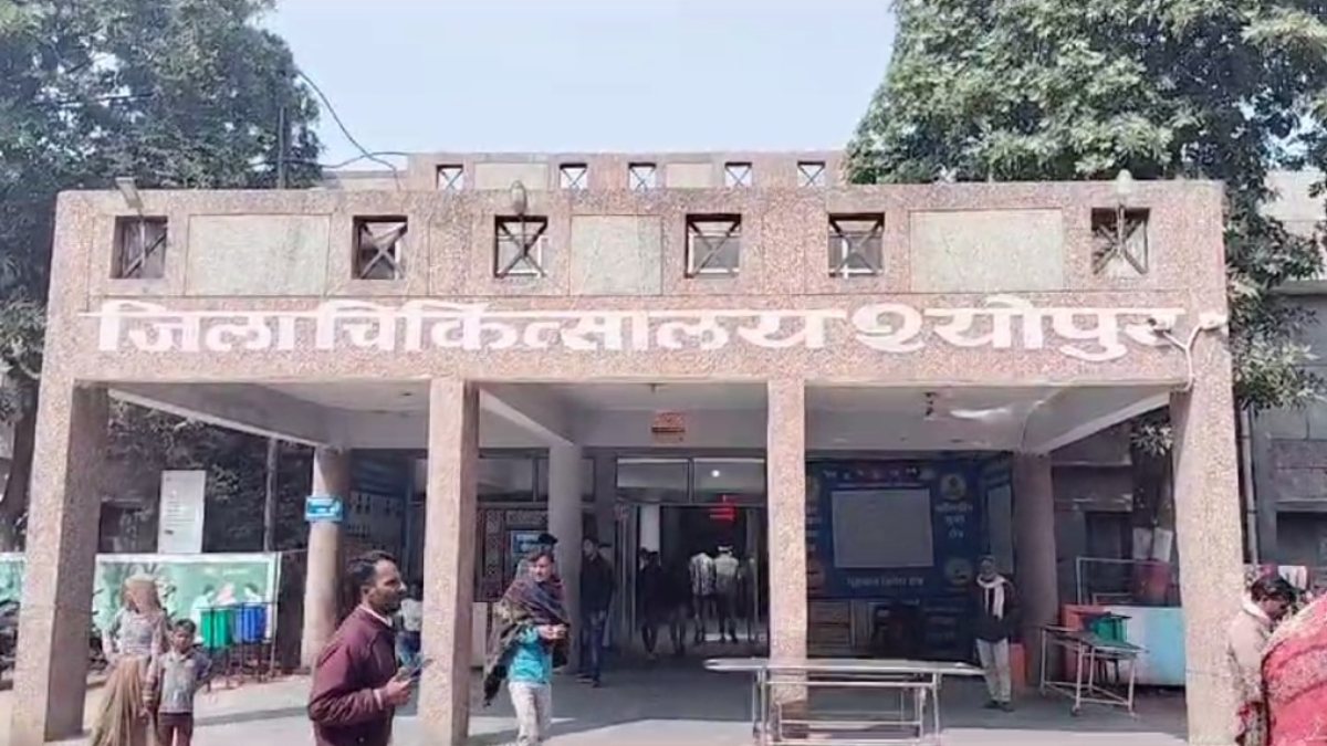 जिला अस्पताल में नहीं मिल रहीं दवाइयां, बाहर से महंगी दवा लेने को मजबूर हुए मरीज