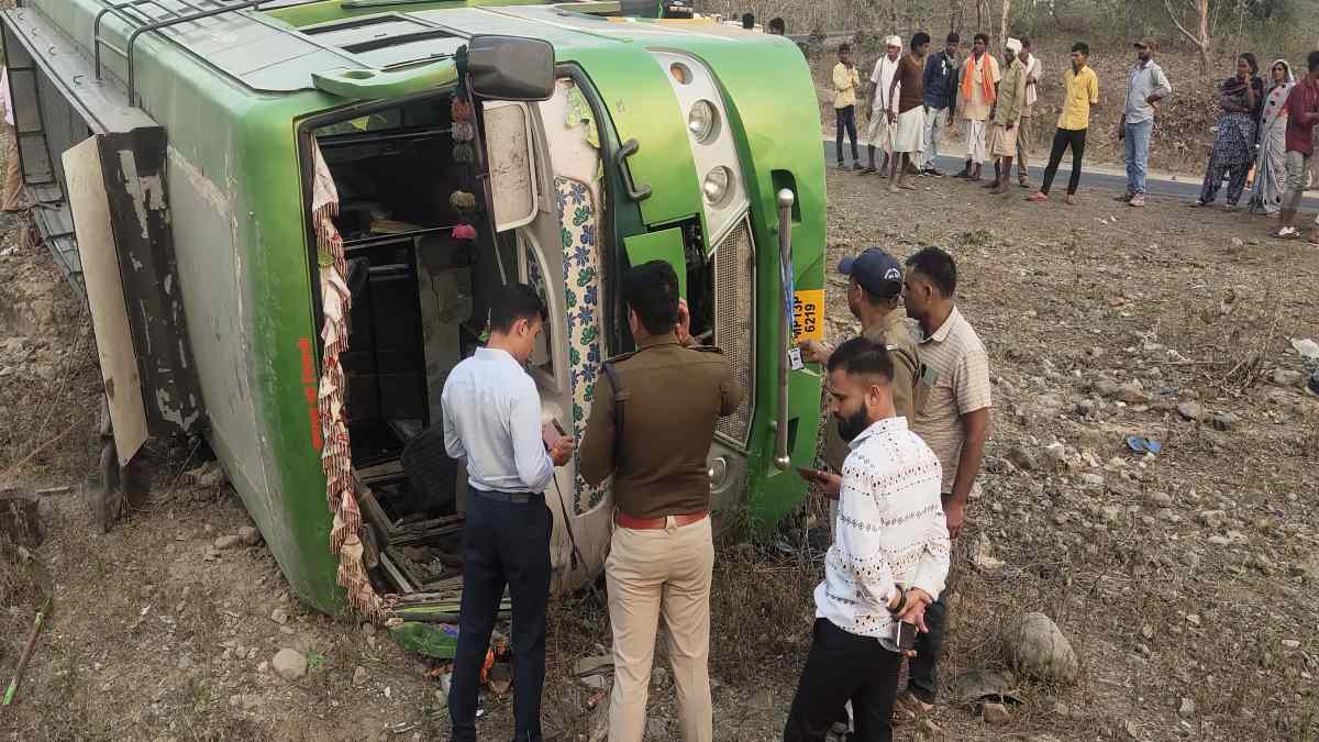 MP road accident: झाबुआ-रतलाम हाईवे पर अनियंत्रित होकर पलटी बस, 12 घायल, 3 की हालत गंभीर