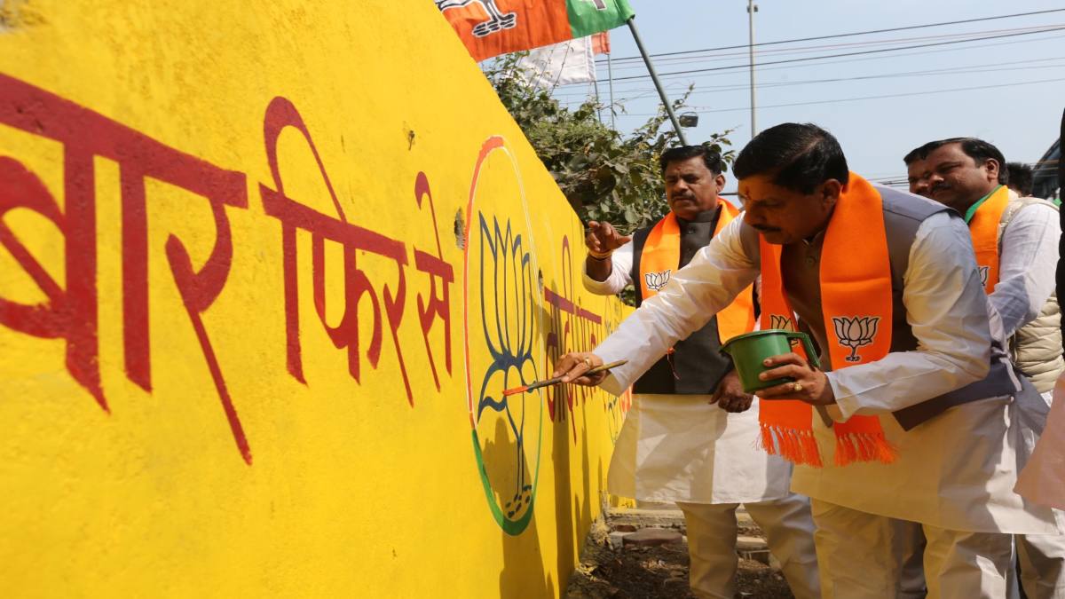 सीएम मोहन ने पकड़ा ब्रश: बनाया कमल का फूल, दीवार पर लिखा- ‘एक बार फिर मोदी सरकार’
