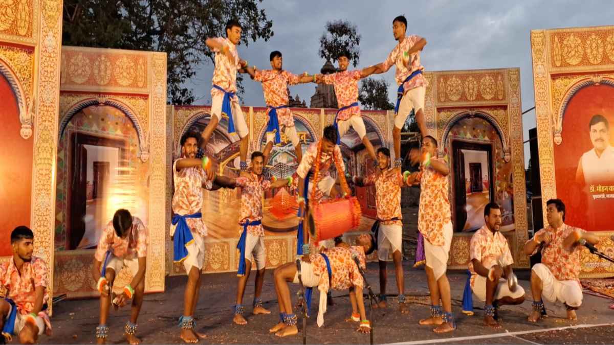 खजुराहो नृत्य समारोह 2024: कलाकारों ने दी ब्रज होली की प्रस्तुति, छत्तीसगढ़ के पंथी और गेड़ी नृत्य ने मोहा मन
