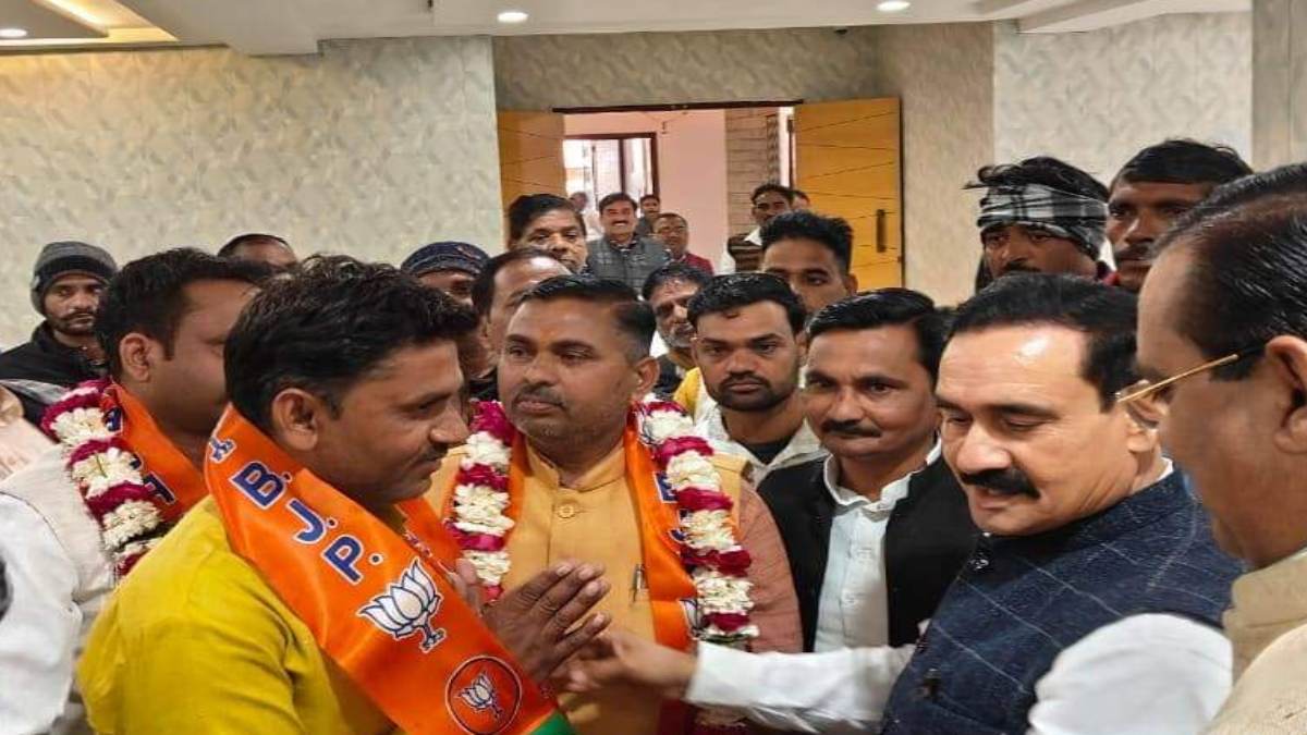 कांग्रेस को एक बार फिर जोर का झटका: ग्वालियर में कई Congress नेताओं ने छोड़ा ‘हाथ’ का साथ, 100 से ज्यादा कार्यकर्ता बीजेपी में हुए शामिल