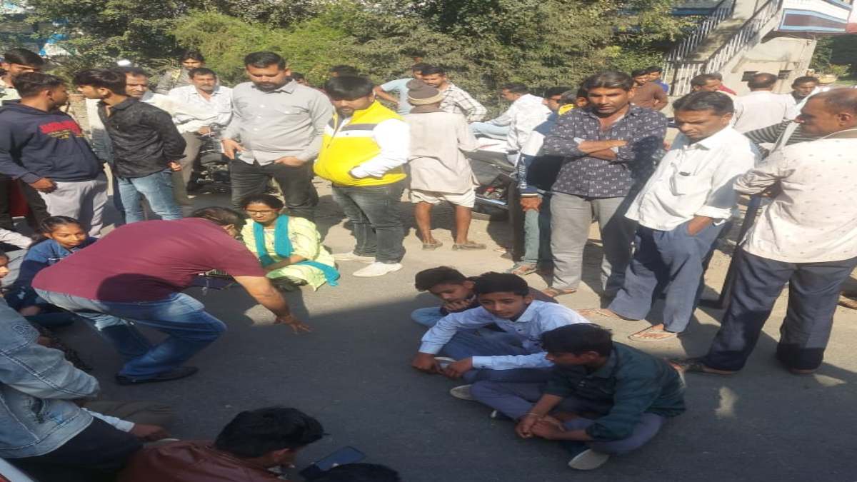 MP Board Exams: 30 से ज्यादा स्टूडेंट्स नहीं दे पाए एग्जाम, सड़क पर उतरे परिजन         