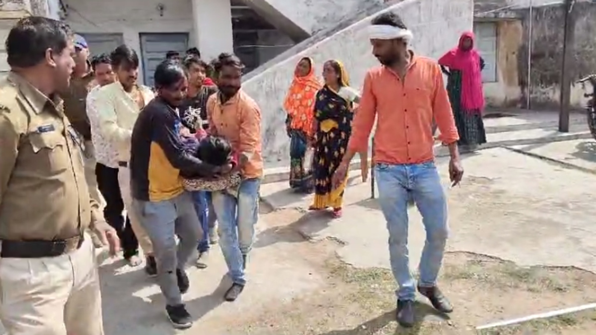 चरित्र शंका में महिला को किया प्रताड़ित: रिश्तेदारों और पड़ोसियों ने काटे बाल, आहत होकर पीड़िता ने लगाई फांसी  