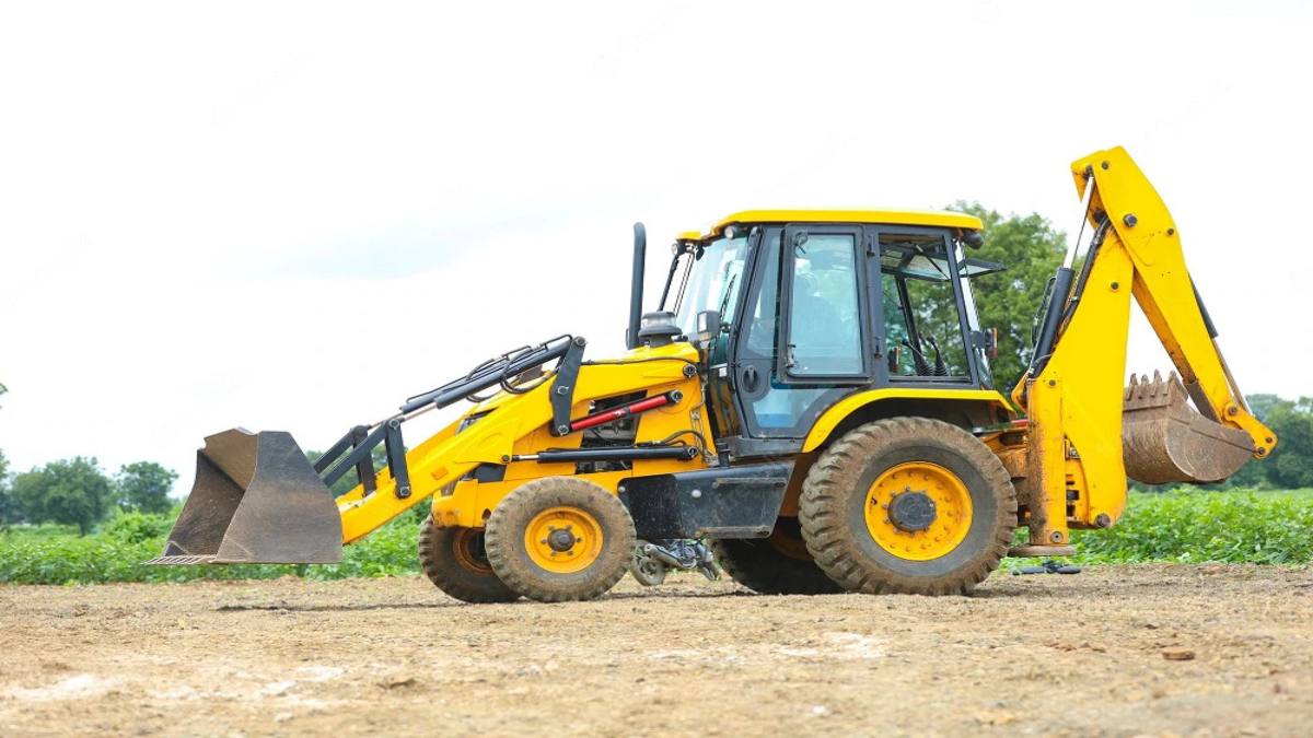 बुलडोजर की कार्रवाई में लापरवाही: नोटिस कहीं का लेकिन Bulldozer चला कहीं और, तोड़ा आदिवासी का आशियाना