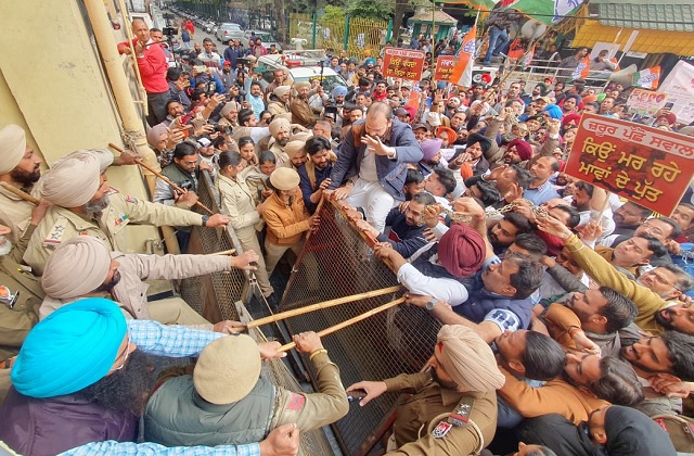 कांग्रेसी और पुलिस आमने-सामने, नगर निगम दफ्तर में हुआ जमकर हंगामा