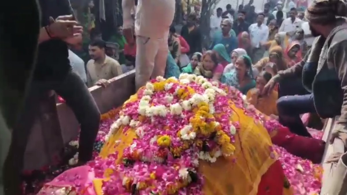 गौ भक्ति का अनोखा प्रेम: गौ माता के निधन पर छलक पड़े आंसू, बैंड-बाजे के साथ निकाली अंतिम यात्रा  