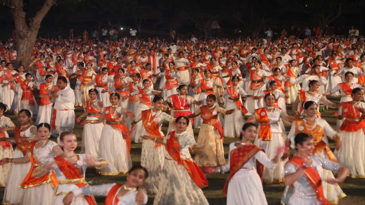 खजुराहो में बना वर्ल्ड रिकॉर्ड: 1484 कथक नृत्य साधकों ने रचा कीर्तिमान, CM मोहन ने दी कई बड़ी सौगातें