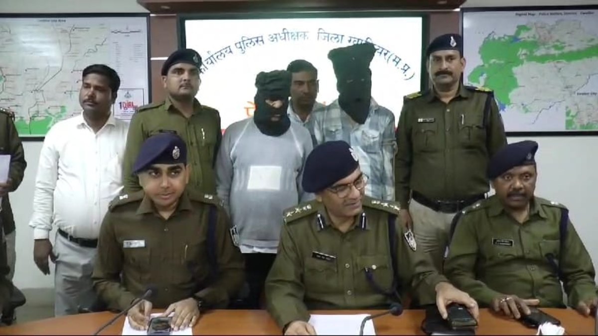 Gwalior Crime: महिला से सोने के गहने लूटने वाला बदमाश गिरफ्तार, पुलिस ने निकाला जुलूस, इधर कारोबारी के साथ लूट करने वाले 6 आरोपी पकड़ाए  