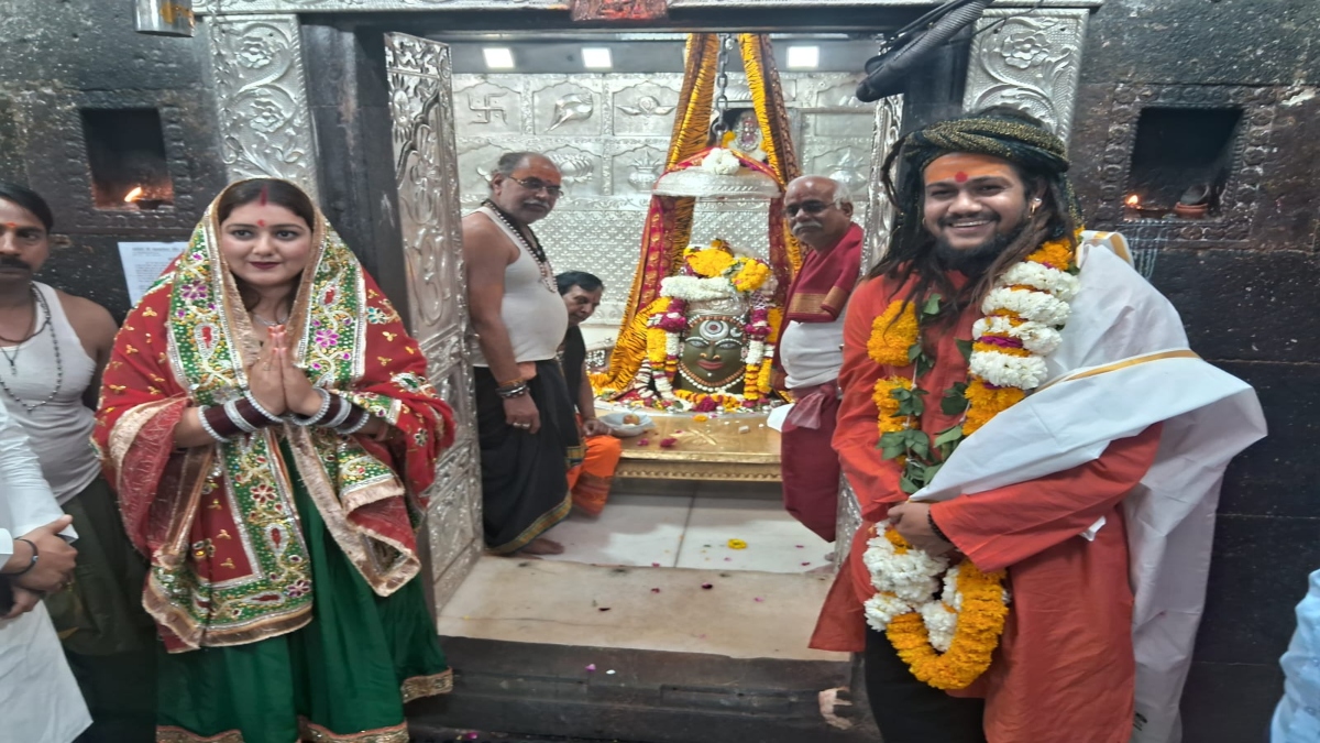 मशहूर सिंगर हंसराज रघुवंशी पहुंचे महाकाल के दरबार: पत्नी के साथ लिया बाबा का आशीर्वाद, मंत्रोच्चार कर नंदी हॉल में लगाया ध्यान 