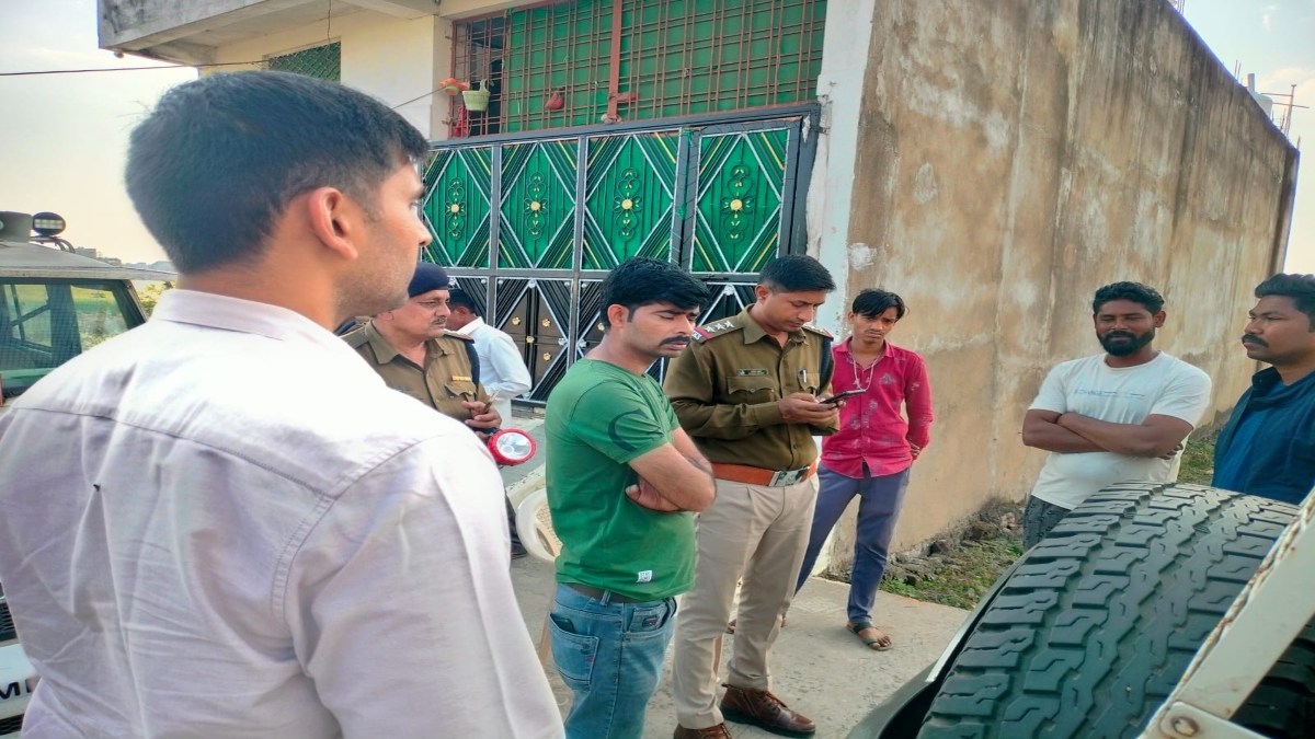 धारदार हथियार से महिला की हत्या: घर पर खून से लथपथ पड़ा मिला शव, आरोपी की तलाश में जुटी पुलिस    