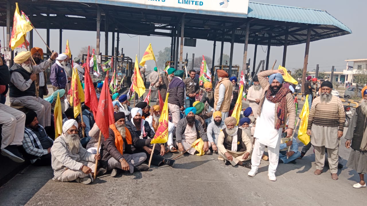 किसान आंदोलन : रेल की पटरी पर उतरे सैकड़ों किसान, टोल प्लाजा को भी नहीं छोड़ा