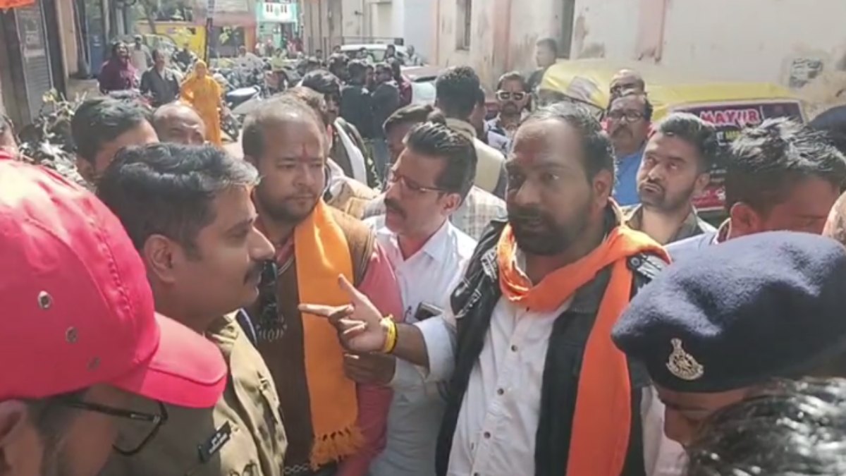 जिम ट्रेनर पर लगा युवती से छेड़छाड़ का आरोप: बजरंग दल ने GYM के सामने किया प्रदर्शन, कार्रवाई की मांग