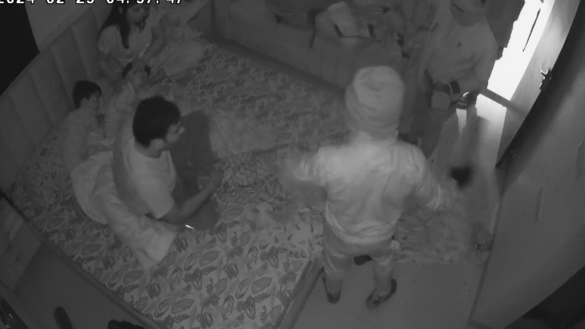 BIG NEWS: नकाबपोश बदमाशों ने पति-पत्नी को बंधक बनाकर डाली डकैती, वारदात CCTV कैमरे में कैद 