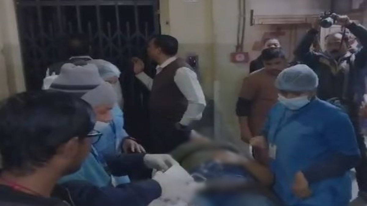बीच सड़क पर दिनदहाड़े युवती को मारी गोली: गंभीर हालत में अस्पताल में कराया भर्ती, वारदात से फैली सनसनी