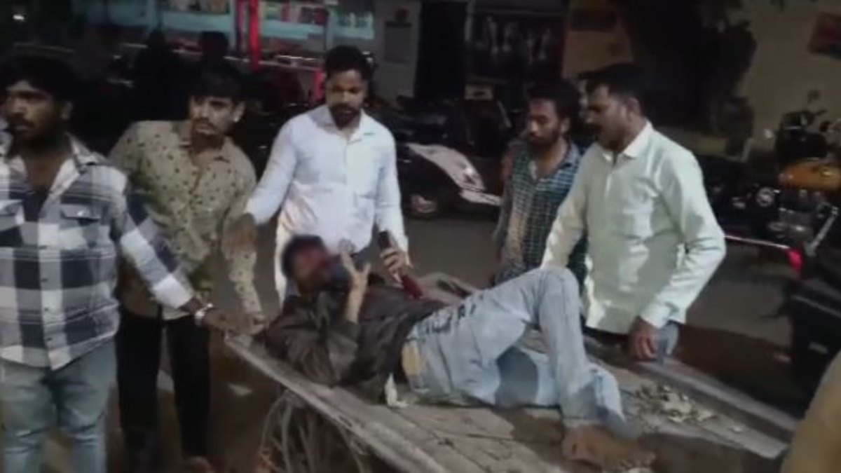 लापरवाह सिस्टम: तड़पता रहा घायल मरीज, नहीं आई एम्बुलेंस, हाथ ठेले पर ले जाना पड़ा अस्पताल  