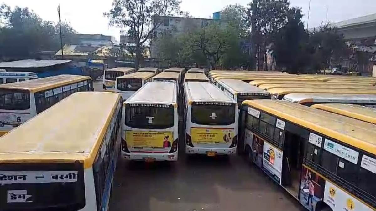 50 दिन से सैलरी ना मिलने को लेकर मेट्रो बस के ड्राइवरों ने की हड़ताल, 1 साल से पीएफ का पैसा न जमा करने का भी लगाया आरोप, बोले- वेतन मांगने पर कर दी जाती है ड्यूटी होल्ड