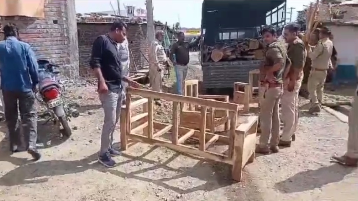 छापा मारने पहुंची महिला वनकर्मी से माफिया के गुर्गों ने की मारपीटः पैर और कमर में आई चोट, पांच लोगों के खिलाफ केस दर्ज
